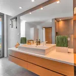 Breath Taking Front Line With Sauna & Jacuzzi *