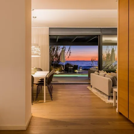 Breath Taking Front Line With Sauna & Jacuzzi *