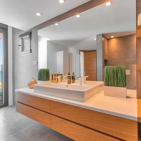 Breath Taking Front Line With Sauna & Jacuzzi *