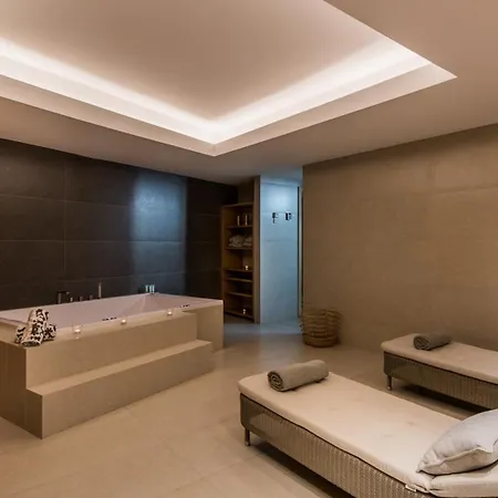 Breath Taking Front Line With Sauna & Jacuzzi