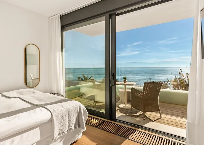 Breath Taking Front Line With Sauna & Jacuzzi