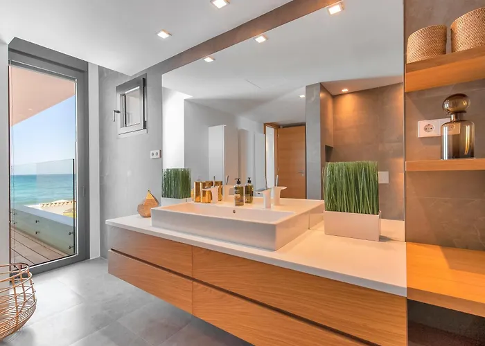 Breath Taking Front Line With Sauna & Jacuzzi *