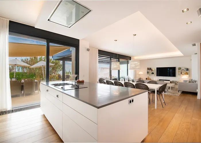 Breath Taking Front Line With Sauna & Jacuzzi 别墅 *