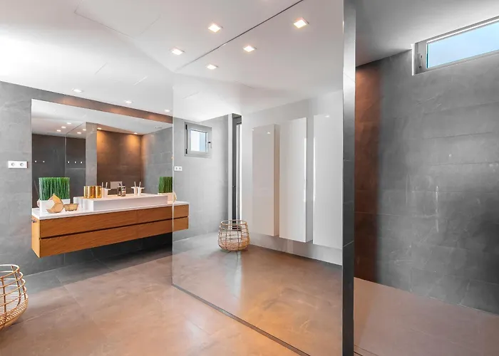 Villa Breath Taking Front Line With Sauna & Jacuzzi